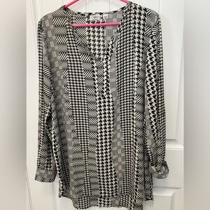 Cato split V-neck high low roll sleeve top. Size 14/16W. Black and white pattern